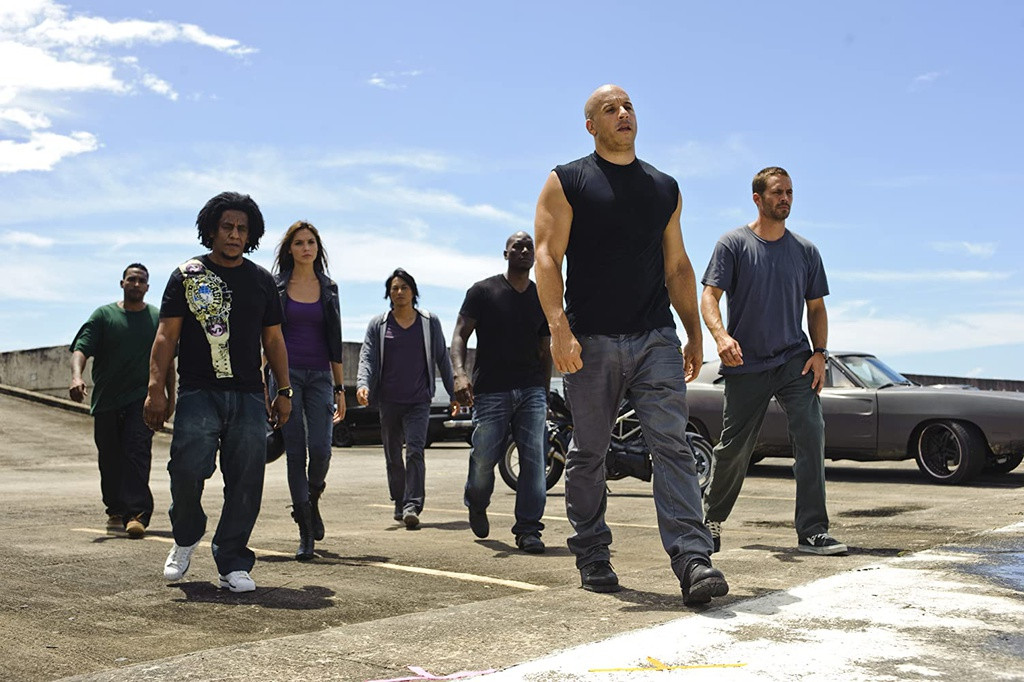 Vụ cướp xe tù trong Fast Five (2011): Bộ phim mở ra bằng cảnh Dom đang bị chuyển đi bằng xe tù, còn “gia đình” của anh thì chuẩn bị thực hiện vụ cướp tù. Mia (Jordana Brewster), chị gái của Dom, chặn chiếc xe tù bằng cách vượt lên và đột ngột bẻ lái, khiến chiếc xe phải chuyển hướng. Trong khi đó, Brian (Paul Walker) đón lõng và đạp phanh, khiến chiếc xe tù văng khỏi đường cao tốc.