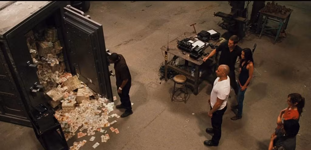 Vụ cướp két sắt trong Fast Five: Cao trào của phần phim diễn ra tại Rio de Janeiro. Nhóm của Dom quyết định cướp tiền trong két sắt của tay trùm ma túy tàn bạo Reyes. Nhưng thay vì tìm cách đột nhập vào bên trong và lấy tiền ra như lẽ thường, những người bạn quyết định sẽ cướp cả chiếc két có kích thước bằng một căn phòng, buộc nó vào sau chiếc Dodge Chargers và kéo đi lòng vòng trên phố.