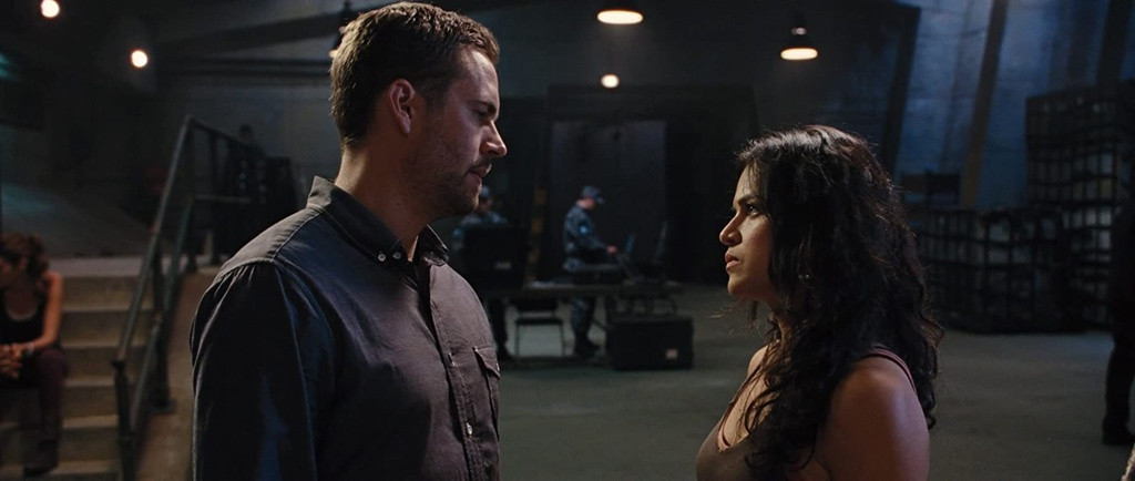 Màn giải cứu Letty trên cầu trong Fast &amp; Furious 6: Trong trường đoạn hành động, xe tăng của Shaw (Luke Evans) đang nghiền nát chiếc xe của Roman (Tyrese Gibson) thì Brian xuất hiện và giải cứu cộng sự trong đường tơ kẽ tóc. Trước khi bỏ lại chiếc xe, Roman đã dùng dây cáp buộc chặt chiếc xe của mình với chiếc xe tăng của Shaw. Brian sau đó đã đẩy xác chiếc xe xuống miệng vực giữa hai làn cầu để cản trở Shaw. Shaw nhận ra nguy hiểm tiềm tàng và yêu cầu Letty – khi này đã mất trí nhớ - trèo ra ngoài xe tăng để gỡ dây cáp nối giữa xác xe đang treo lủng lẳng trên miệng vực và xe tăng.
