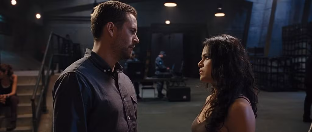 Màn giải cứu Letty trên cầu trong Fast &amp; Furious 6: Trong trường đoạn hành động, xe tăng của Shaw (Luke Evans) đang nghiền nát chiếc xe của Roman (Tyrese Gibson) thì Brian xuất hiện và giải cứu cộng sự trong đường tơ kẽ tóc. Trước khi bỏ lại chiếc xe, Roman đã dùng dây cáp buộc chặt chiếc xe của mình với chiếc xe tăng của Shaw. Brian sau đó đã đẩy xác chiếc xe xuống miệng vực giữa hai làn cầu để cản trở Shaw. Shaw nhận ra nguy hiểm tiềm tàng và yêu cầu Letty – khi này đã mất trí nhớ - trèo ra ngoài xe tăng để gỡ dây cáp nối giữa xác xe đang treo lủng lẳng trên miệng vực và xe tăng.