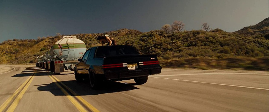 Tuy nhiên, mọi chuyện diễn ra không như kế hoạch, khiến Dom và Letty (Michelle Rodriguez) bị kẹt lại trong một hẻm núi, bên này là đầu xe bồn đã bị lật nghiêng, bên kia là téc dầu đang bốc cháy liên tục lộn nhào và tiến dần về phía họ. Cảnh phim xứng đáng là cao trào khép lại một bộ phim hành động hóa ra chỉ là màn khởi động của Fast &amp; Furious khi Dom xuất sắc canh trúng thời điểm, và lao xe đi ngay khi téc dầu cháy bùng bùng lật qua đầu họ, đâm sầm vào chiếc xe chặn ở bên kia và nổ tung.