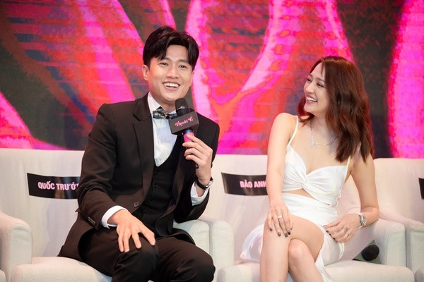 Quốc Trường và Bảo Anh có lần đầu hợp tác đáng trông đợi khi vào vai một cặp vợ chồng tình cảm trên màn ảnh. Quốc Trường chia sẻ anh và Bảo Anh biết nhau đã lâu và từng muốn hợp tác nhưng chưa có dịp. Quốc Trường thừa nhận từng thích Bảo Anh nên đây cũng là dịp ôn lại cảm xúc xưa. "Chúng tôi làm bạn nên hiểu nhau, đóng cảnh thân mật dễ dàng để hoàn thành tốt vai trò vợ chồng trong phim'', ca sĩ Bảo Anh nói.
