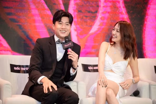 Quốc Trường và Bảo Anh có lần đầu hợp tác đáng trông đợi khi vào vai một cặp vợ chồng tình cảm trên màn ảnh. Quốc Trường chia sẻ anh và Bảo Anh biết nhau đã lâu và từng muốn hợp tác nhưng chưa có dịp. Quốc Trường thừa nhận từng thích Bảo Anh nên đây cũng là dịp ôn lại cảm xúc xưa. "Chúng tôi làm bạn nên hiểu nhau, đóng cảnh thân mật dễ dàng để hoàn thành tốt vai trò vợ chồng trong phim'', ca sĩ Bảo Anh nói.