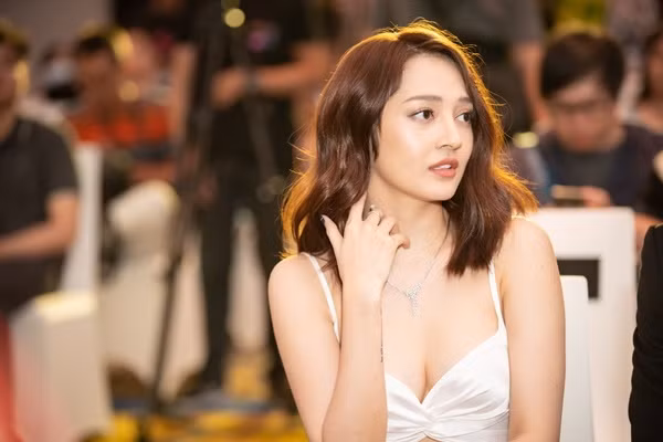 Phim vẫn xoay quanh 4 người bạn thân thiết trong “hội ế” là Camy, Quỳnh Lam, Linh Đan và Ken. Tuy nhiên, câu chuyện phim diễn ra ở thời điểm “hội ế” đã có một thời gian dài không gặp nhau do mỗi người bận theo đuổi cuộc sống và sự nghiệp riêng của mình. Họ chỉ hội ngộ vào kỷ niệm ngày cưới 3 năm của Camy, sau đó đối mặt với sóng gió mới trong cuộc sống và những mối quan hệ riêng của mỗi người.