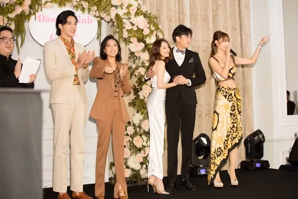  Bảo Anh, Minh Hằng, Thuận Nguyễn sẽ hóa thân thành Camy, Quỳnh Lam và Ken trên màn ảnh rộng. Diệu Nhi là diễn viên duy nhất của bản sitcom xuất hiện trong phim điện ảnh với nhân vật Linh Đan.