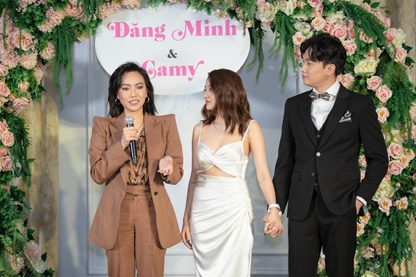 Tại sự kiện ra mắt, dàn diễn viên đã có màn xuất độc đáo khi tái hiện lại một phân cảnh đặc biệt trong phim. Đó là lễ kỷ niệm 3 năm ngày cưới của Đăng Minh – Camy, cũng là dịp để Camy gặp lại “hội ế” của mình. Đăng Minh (Quốc Trường) và Camy (Bảo Anh) đã có khoảnh khắc tình tứ, ngọt ngào khi dành cho nhau những lời có cánh.