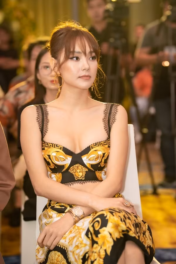 Quỳnh Lam (Minh Hằng) khiến khán phòng có một thoáng ngỡ ngàng khi nói rằng cô cảm thấy bị phản bội vì Camy đã "Thoát ế" thành công, và phạt Camy phải sống hạnh phúc trọn đời với chồng. Vai diễn của Minh Hằng cũng được dự đoán một nhân vật ẩn chứa nhiều bất ngờ với những phát ngôn đầy ẩn ý như “luôn yêu cái đẹp, từ đồ vật đến con người, miễn đẹp là yêu”.