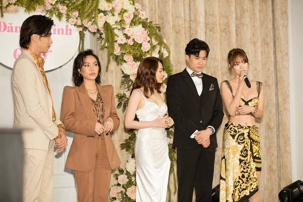 Vì phát triển theo một hướng mới, "Thoát ế" cũng trình làng một dàn diễn viên với nhiều gương mặt triển vọng mới.