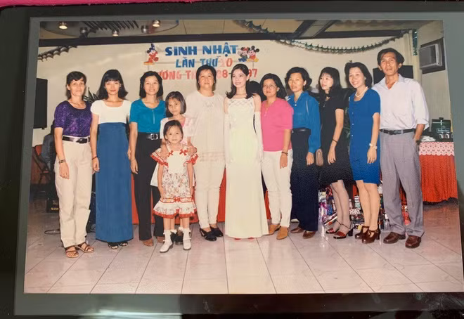 Những người thân trong gia đình có mặt trong tiệc sinh nhật của giọng ca sinh năm 1977. Trong cuốn tự truyện của mình, nữ ca sĩ kể lại cô sinh ra trong một gia đình có hoàn cảnh khó khăn. Tuổi thơ của cô trải qua nhiều cơ cực với sức khỏe yếu. Ngày còn bé, tài sản quý nhất trong gia đình ca sĩ là chiếc tivi trắng đen nhỏ xíu. Dù vậy, cha mẹ luôn lo lắng và tạo điều kiện để các con phát triển một cách tốt nhất.