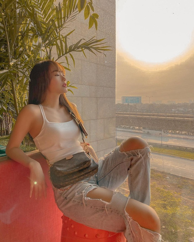 Gương mặt trẻ trung, ngoại hình đẹp giúp Minh Hằng thoải mái mặc nhiều phong cách thời trang khác nhau. Xem video "Minh Hằng chia sẻ về phong cách thời trang". Nguồn VTC1: