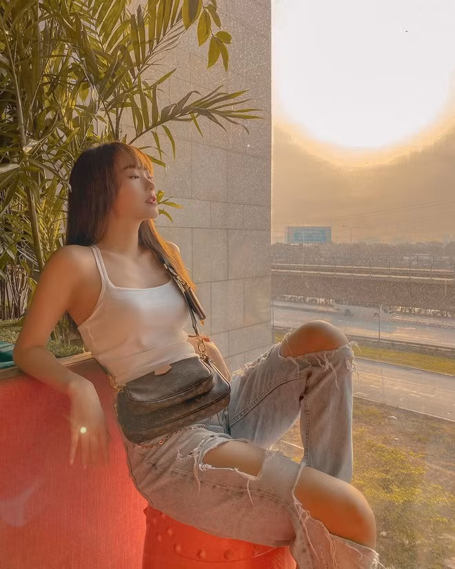 Gương mặt trẻ trung, ngoại hình đẹp giúp Minh Hằng thoải mái mặc nhiều phong cách thời trang khác nhau. Xem video "Minh Hằng chia sẻ về phong cách thời trang". Nguồn VTC1: