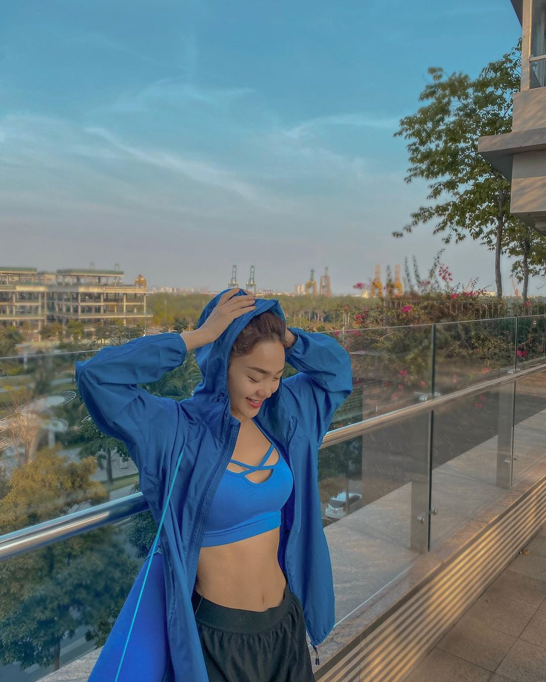 Từ thân hình có phần đầy đặn, gương mặt bầu bĩnh, dễ thương, Minh Hằng "lột xác" trở nên sexy hơn.