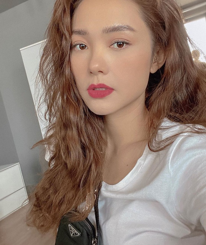 Nữ ca sĩ kiêm diễn viên tiết lộ bản thân ngày nào cũng rèn luyện sức khỏe bằng cách chạy. Cách đây ít ngày, cô cũng đăng ảnh tập chạy và cho biết: “Tập luyện thể thao đẩy lùi dịch bệnh nhé mọi người. Ngoài ra, cô dành thời gian cho các môn thể thao khác như lặn.