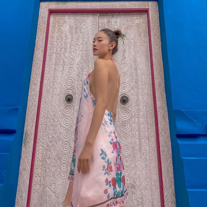 Ở tuổi 33, nữ ca sĩ vẫn giữ được nhan sắc trẻ trung và vóc dáng quyến rũ. Trên trang cá nhân, cô thường xuyên khoe ảnh mặc trang phục gợi cảm hoặc bikini. Hồi cuối năm 2019, cô thậm chí đăng ảnh bán nude và viết: "Lâu lâu táo bạo để về già có cái chậc lưỡi. Bà hồi xưa cũng oanh liệt lắm mấy đứa".