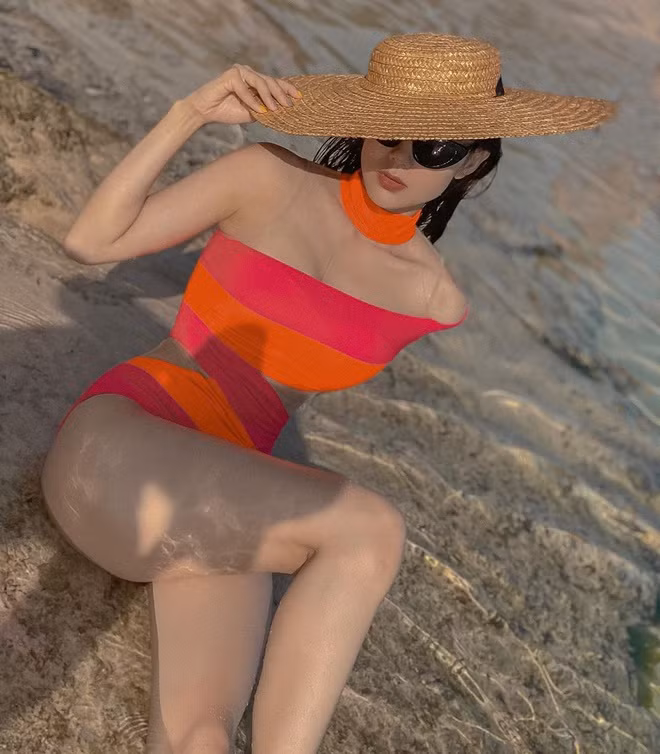 Ca sĩ Minh Hằng đăng ảnh và viết: "Nghe nói là vừa là nhà sản xuất vừa làm diễn viên sướng lắm nên giờ Hằng ốm". Trong hình, nữ ca sĩ lộ rõ xương quai xanh và xương ngực.