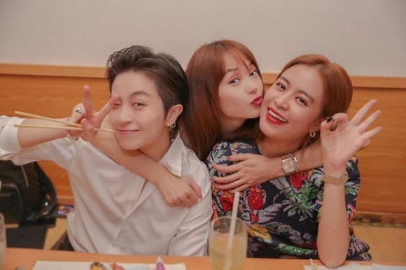 Dù không lên tiếng xác nhận nhưng nhiều bằng chứng đã chứng minh tình cảm giữa hai người ngày càng khăng khít. Sau thời gian né tránh, Hoàng Thùy Linh và Gil Lê giờ đây không ngần ngại thể hiện tình cảm khi thường xuyên công khai bên nhau giữa hội bạn thân.