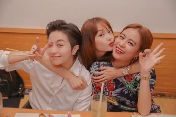 Dù không lên tiếng xác nhận nhưng nhiều bằng chứng đã chứng minh tình cảm giữa hai người ngày càng khăng khít. Sau thời gian né tránh, Hoàng Thùy Linh và Gil Lê giờ đây không ngần ngại thể hiện tình cảm khi thường xuyên công khai bên nhau giữa hội bạn thân.