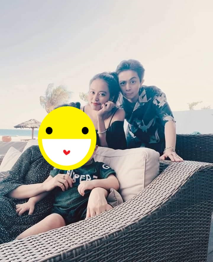 Tháng 5 vừa qua, hình ảnh Hoàng Thùy Linh và Gil Lê đi du lịch chung cùng gia đình được hé lộ. Cặp sao đứng cạnh nhau trong khung hình, thậm chí Gil Lê còn áp sát mặt vào đầu Hoàng Thùy Linh rất tình cảm.