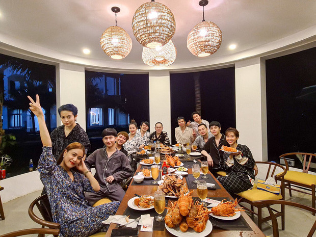 Sau tiệc sinh nhật Minh Hằng vào tháng 6, Hoàng Thùy Linh mới đây công khai mừng sinh nhật Gil Lê. Cả hai mặc đồ ngủ đôi, dính như sam giữa rất đông bạn bè.