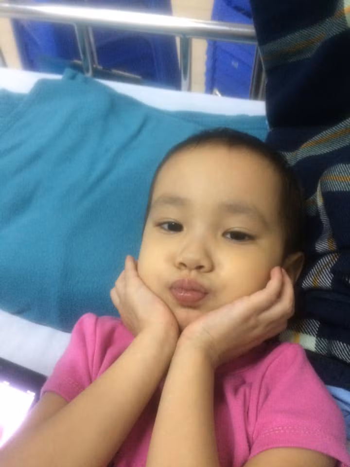 "Mẹ suýt nữa dập tắt cơ hội một lần được làm điều mình thích của em vì sợ em mệt. Nhưng chiến binh của mẹ giỏi lắm. Dù mệt em vẫn cố gắng vui tươi hoàn thành tiết mục của bản thân", mẹ Hà My bày tỏ trên trang cá nhân về lần làm mẫu nhí của con gái. Ảnh: FB