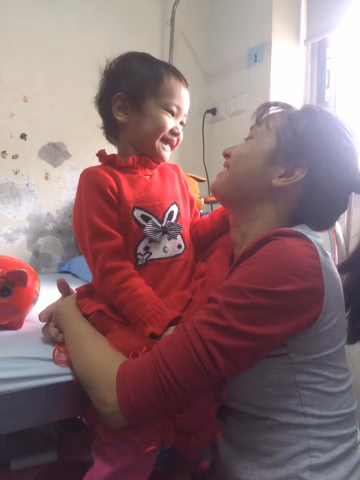 Khoảnh khắc đáng yêu của Hà My khiến nhiều người không khỏi xót xa khi hay tin em qua đời vì ung thư. Ảnh: FB