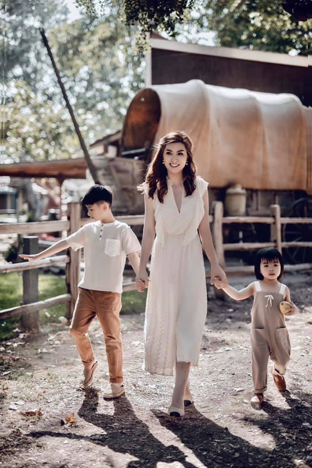 Nguyễn Hồng Nhung chụp bộ ảnh tuyệt đẹp bên 2 con.