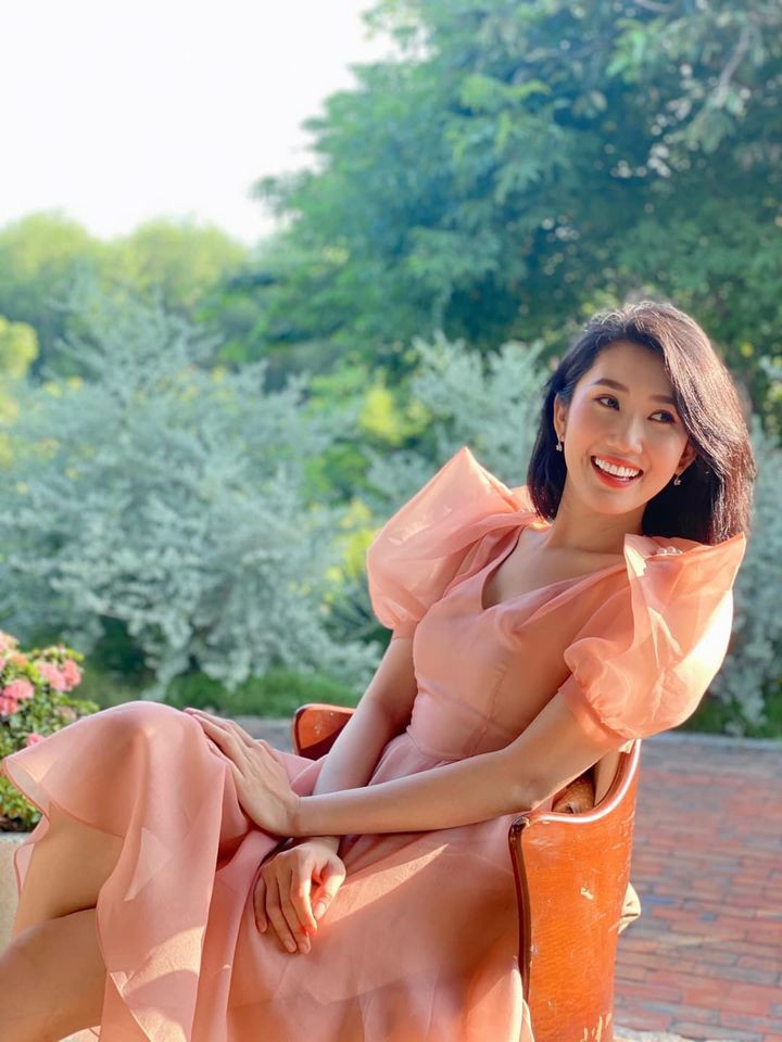 Thúy Ngân thả thính điệu nghệ: "Em yêu anh như 4 với 6. Vì nó quanh 5".