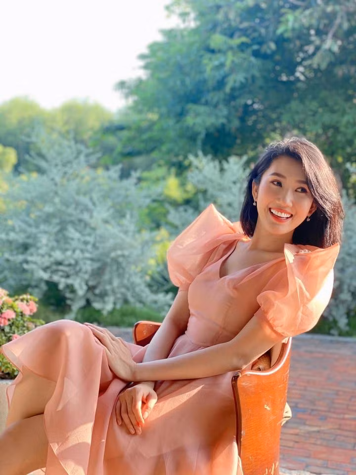 Thúy Ngân thả thính điệu nghệ: "Em yêu anh như 4 với 6. Vì nó quanh 5".