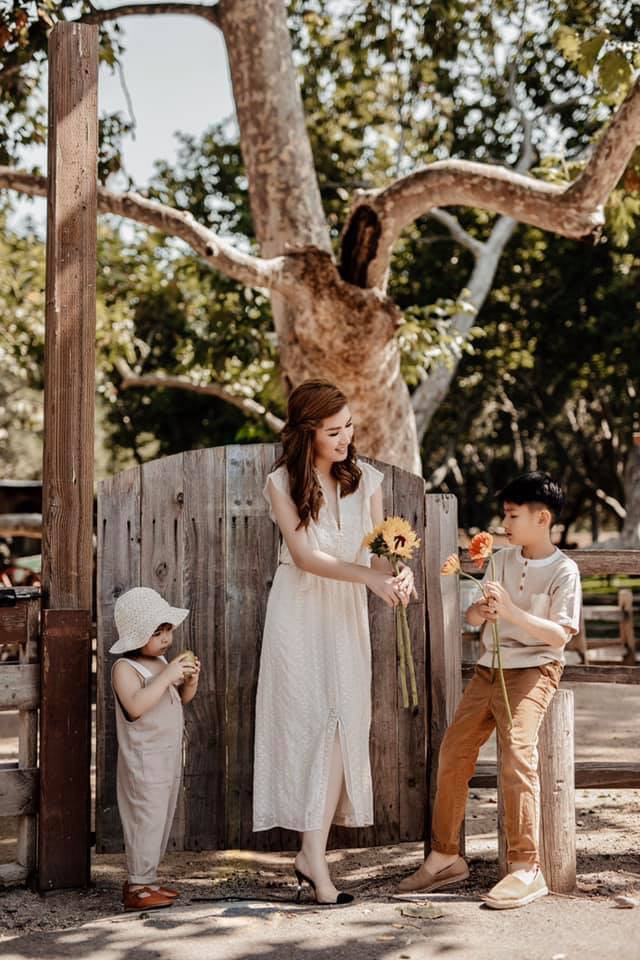 Cô viết: "Mẹ phải luôn luôn giữ cái đầu lạnh, tỉnh táo và một trái tim đủ rộng và ấm để ôm ấp các con của mình vào lòng vì ngoài mẹ ra, các con chẳng có ai khác trong khi ngoài kia bao nhiêu bão tố...".