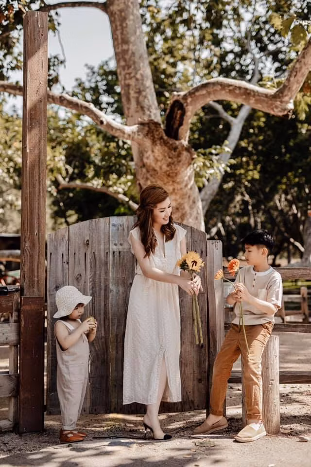 Cô viết: "Mẹ phải luôn luôn giữ cái đầu lạnh, tỉnh táo và một trái tim đủ rộng và ấm để ôm ấp các con của mình vào lòng vì ngoài mẹ ra, các con chẳng có ai khác trong khi ngoài kia bao nhiêu bão tố...".