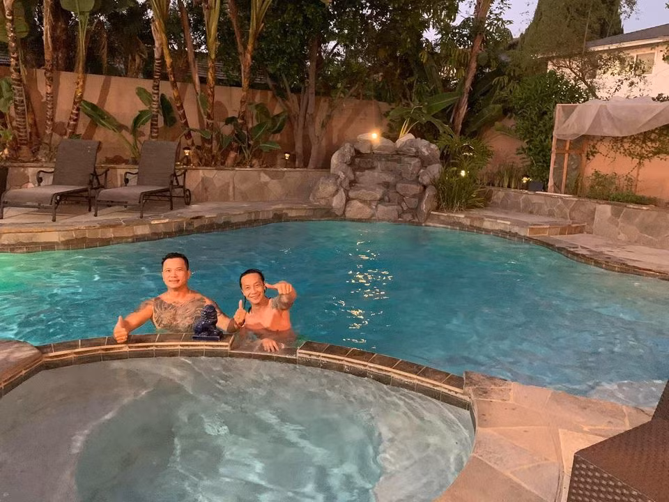 Vài tấm ảnh, Thanh Thảo vô tình tiết lộ khu vườn rộng đủ làm tiệc cho 20 người cùng bể bơi sang trọng như khu nghỉ dưỡng tại biệt thự của vợ chồng Minh Tuyết.