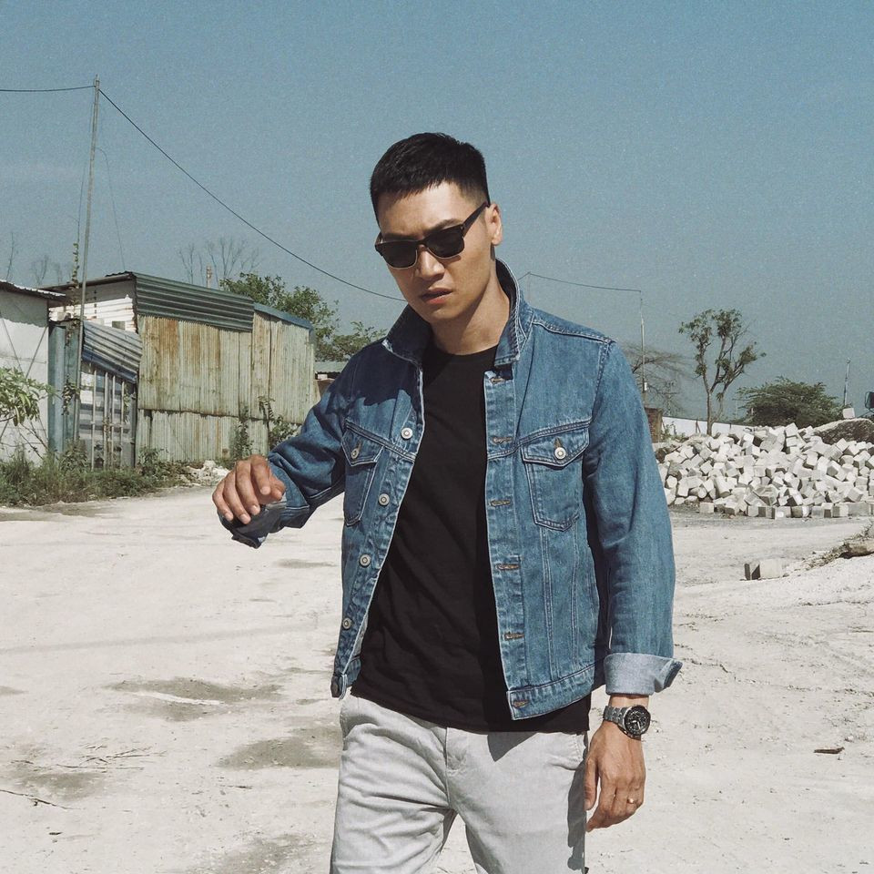 Mạnh Trường "ngầu" với thời trang bụi, kính râm: "Này, lại đây anh bảo. Đừng sợ, anh không làm gì đâu, anh là người tốt".