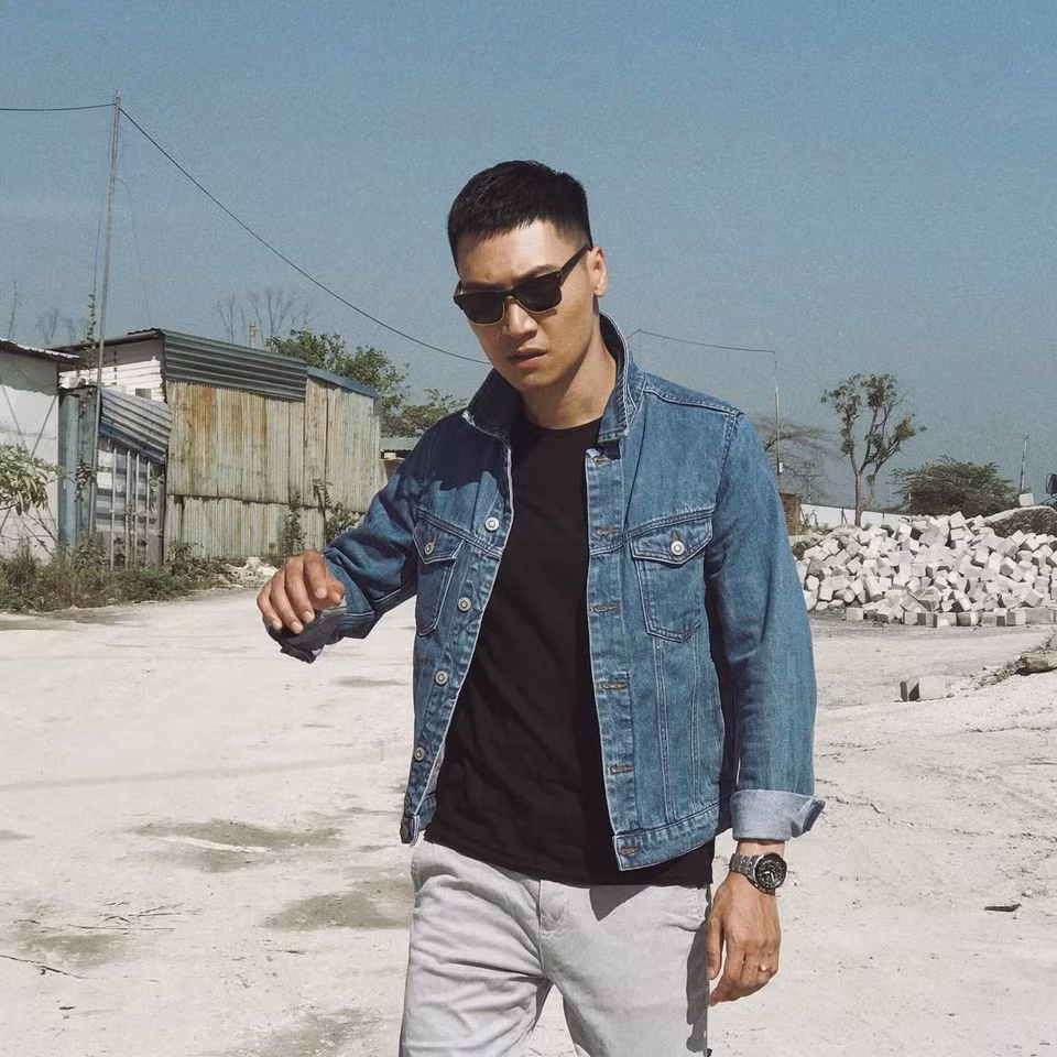 Mạnh Trường "ngầu" với thời trang bụi, kính râm: "Này, lại đây anh bảo. Đừng sợ, anh không làm gì đâu, anh là người tốt".