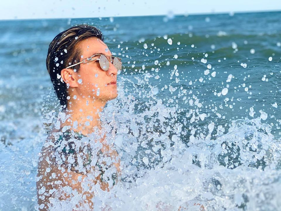 Đàm Vĩnh Hưng chụp nghệ thuật cùng sóng.