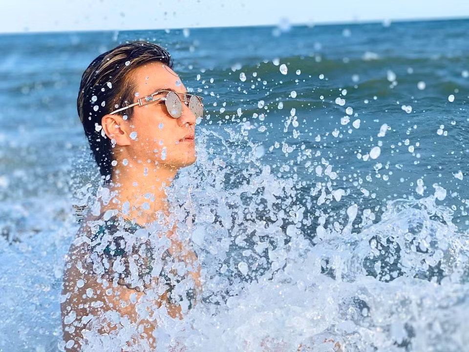 Đàm Vĩnh Hưng chụp nghệ thuật cùng sóng.