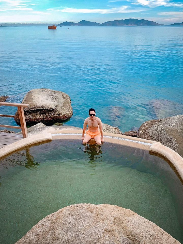 Lý Hải khoe thân hình vạm vỡ ở bể bơi vô cực.