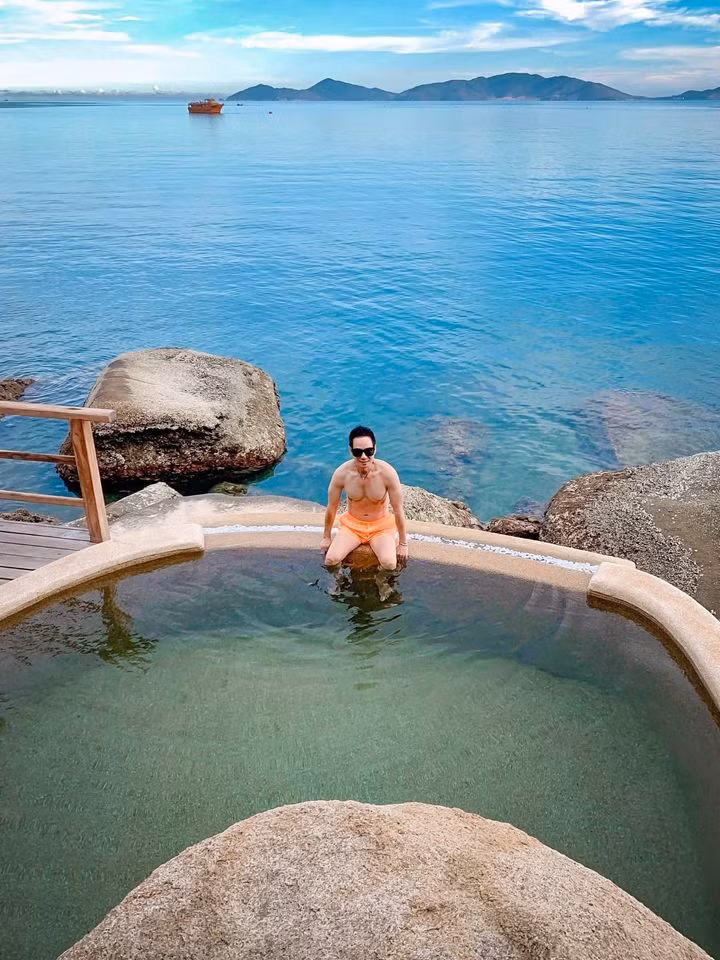 Lý Hải khoe thân hình vạm vỡ ở bể bơi vô cực.