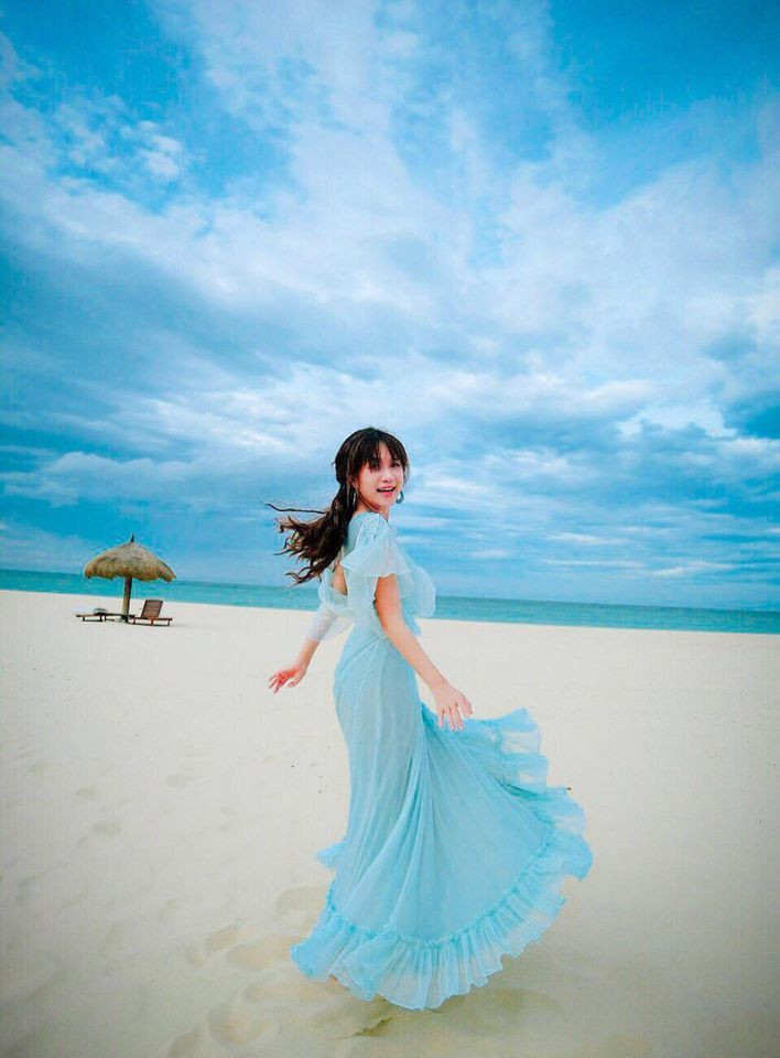 Trong khi đó, Minh Hà "nhẹ như áng mây bay ngang qua giữa khung trời xanh ngát". Gia đình Lý Hải - Minh Hà đang tận hưởng kỳ nghỉ ở Nha Trang.