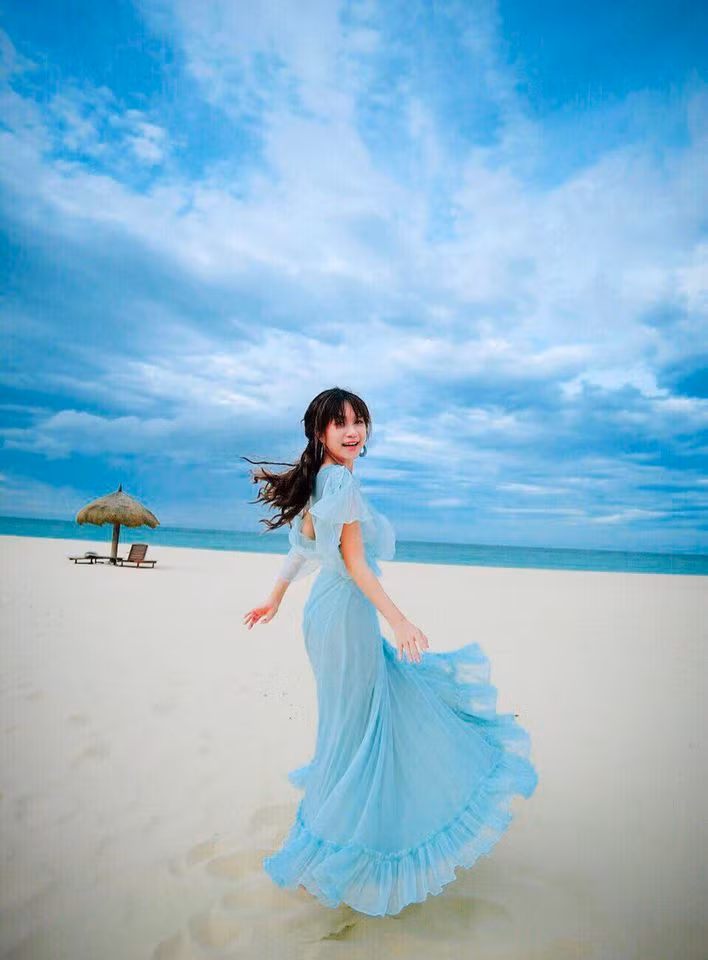 Trong khi đó, Minh Hà "nhẹ như áng mây bay ngang qua giữa khung trời xanh ngát". Gia đình Lý Hải - Minh Hà đang tận hưởng kỳ nghỉ ở Nha Trang.