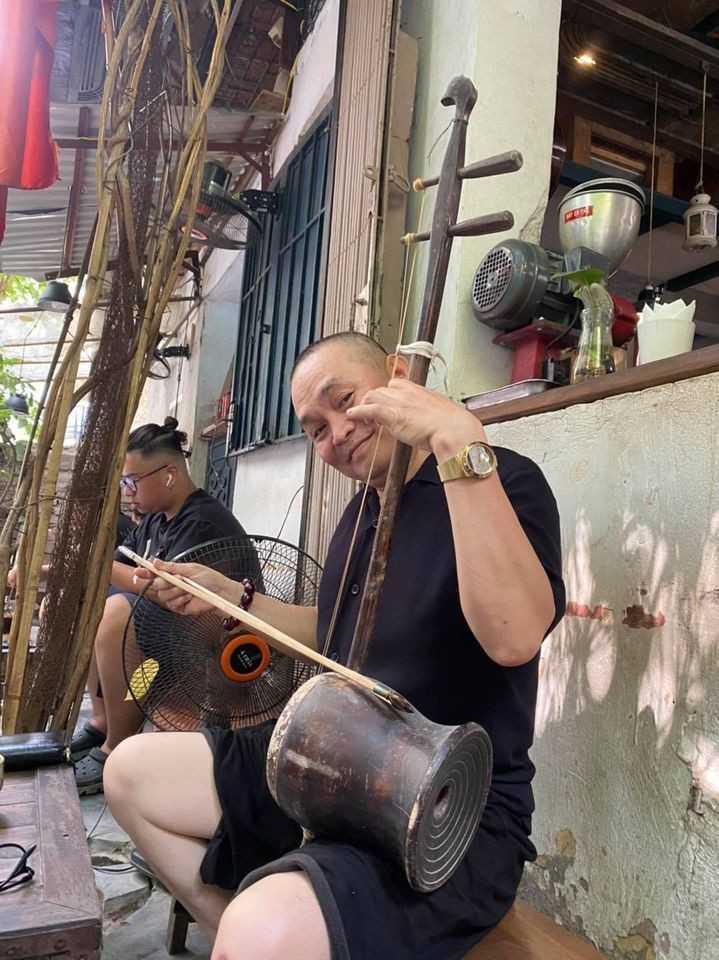 Sao Việt ngày 28/8: Xuân Hinh hào hứng khoe: "Tay đàn miệng hát giúp đời mua vui".