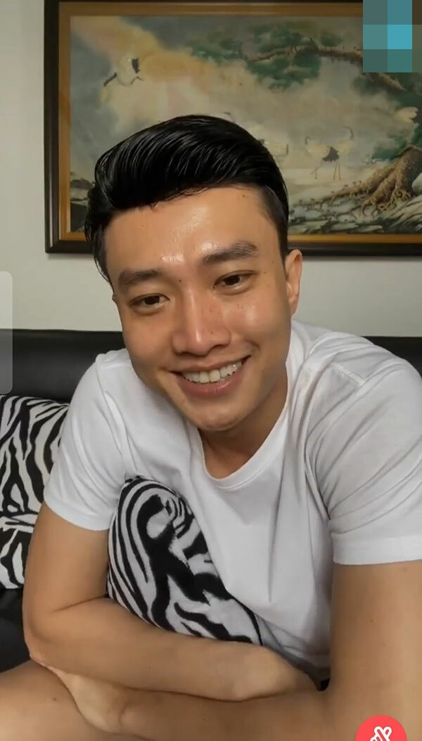 Tranh thủ nghỉ dịch ở nhà, Quốc Trường livestream trò chuyện với người hâm mộ. Trước nhận xét "trông anh béo lên" của nhiều người, nam diễn viên “Về nhà đi con” cho biết cân nặng của mình vẫn vậy, "tại chỉ ăn và ngủ nên mặt hơi sưng". Thời gian này, anh cũng giống như nhiều đồng nghiệp khác, phải hoãn vô thời hạn các dự án phim ảnh vì Covid-19. Anh hứa với fan sẽ ra nhiều sản phẩm chất lượng, ý nghĩa cũng như tham gia các bộ phim hay mang tính giải trí lẫn nghệ thuật trong thời gian tới.