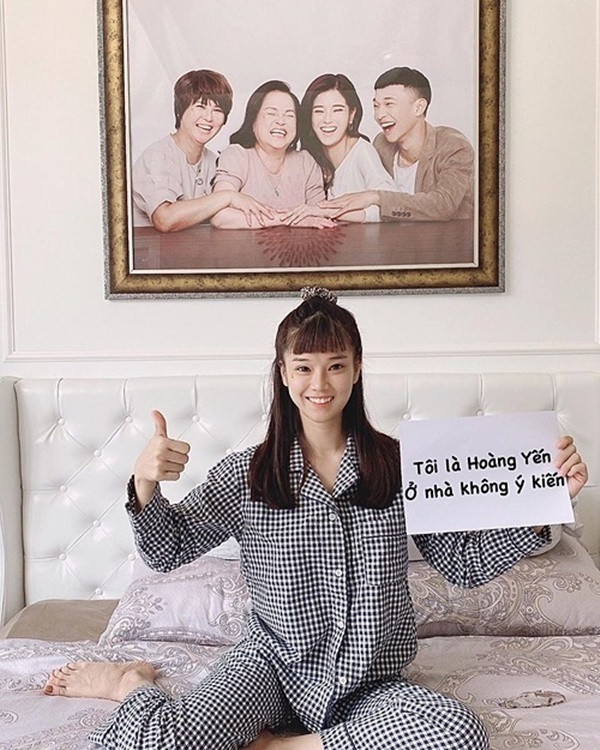 Hoàng Yến Chibi khoe hình ảnh hưởng ứng và cổ vũ việc ở nhà không ra đường để tránh lây nhiễm Covid-19.