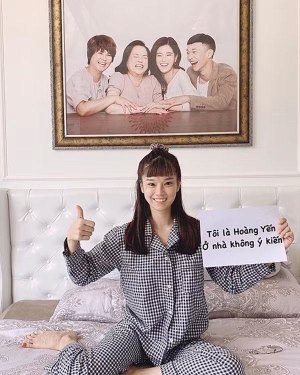 Hoàng Yến Chibi khoe hình ảnh hưởng ứng và cổ vũ việc ở nhà không ra đường để tránh lây nhiễm Covid-19.