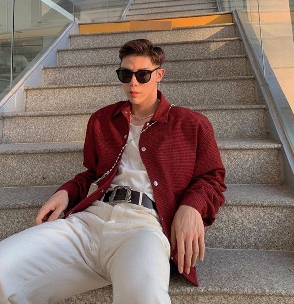 Erik đăng ảnh "thả thính": "Thế bây giờ em muốn chụt em một phát. Hay là anh sẽ phạt em một chút?".