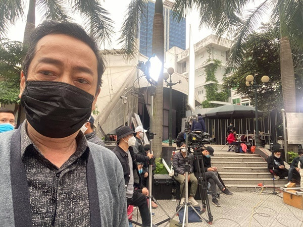 NSND Hoàng Dũng đăng hình đeo khẩu trang trên phim trường cùng dòng trạng thái "Vẫn miệt mài mùa dịch".