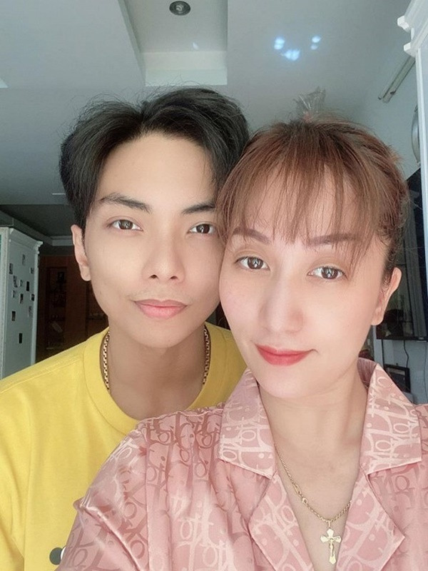 Khánh Thi chụp ảnh cùng Phan Hiển, chia sẻ thời gian ở nhà vì dịch bệnh: "Chiều ở nhà, sau khi dạy Kubi học bài là tập tô chữ. Tự rủ ông xã chụp một tấm hình. Mùa dịch ở nhà mà hai đứa khám phá ra bao nhiêu tật xấu của nhau. Nào là ăn như heo. Nào là ghiền phim bộ. Nào là lại ăn tiếp. Nào là ngồi kể cho nhau về tính cách của nhau. Và nào là sau khi xem xong lại hỏi. Ủa mình còn yêu nhau không?".