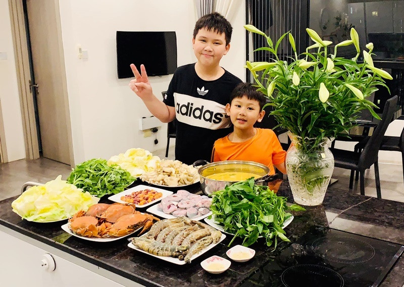 Chia sẻ hình thành quả nấu ăn, Lã Thanh Huyền khoe: "Chị gái ở nhà ngày nấu 3 bữa, chơi với nhau và nhậu với nhau, bớt bận rộn, bớt công việc để dành thời gian cho con cũng là một khoảng thời gian đáng nhớ".