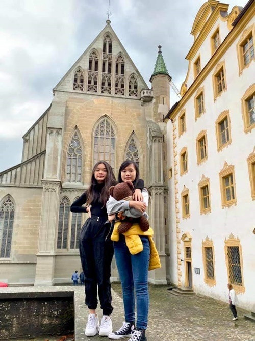 Chia sẻ hình ảnh 2 con gái đang sống tại Đức, Mỹ Lệ cho biết cô không có ý định đón con về nước vì tin tưởng vào các chủ trương phòng dịch của nước bạn. "Hiện số ca mắc COVID-19 tại Đức ở mức cao nhưng tỷ lệ tử vong thấp. Di chuyển lúc này rất nhạy cảm. Tôi khuyên các con tốt nhất nên ở yên trong nhà chờ dịch bệnh lắng xuống", nữ ca sĩ cho hay.