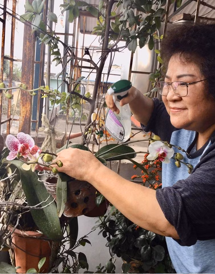 Nghệ sĩ Minh Vượng chia sẻ hình ảnh chăm sóc cây trong những ngày nghỉ ở nhà không ra ngoài: "Hãy tận dụng những ngày sống chậm để yêu thương gia đình, cùng san sẻ những niềm vui nỗi buồn của nhau hơn! Tự tạo ra niềm vui hữu ích! Đừng để thời gian trôi qua lãng phí cả nhà nhé!".