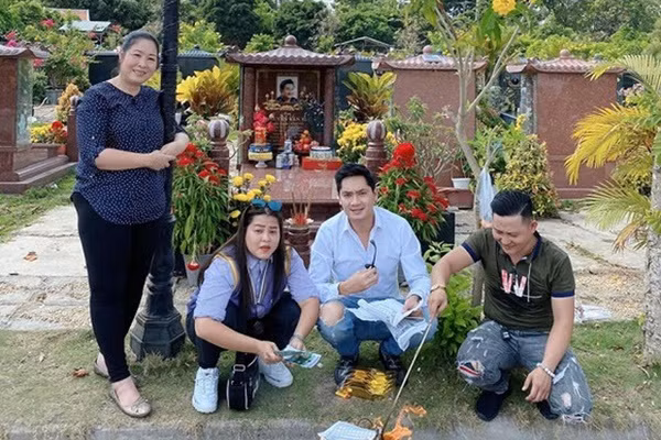 NSND Hong Van chia se gay xuc dong khi vieng mo Anh Vu